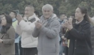 米卢走进成都校园，指导孩子们训练