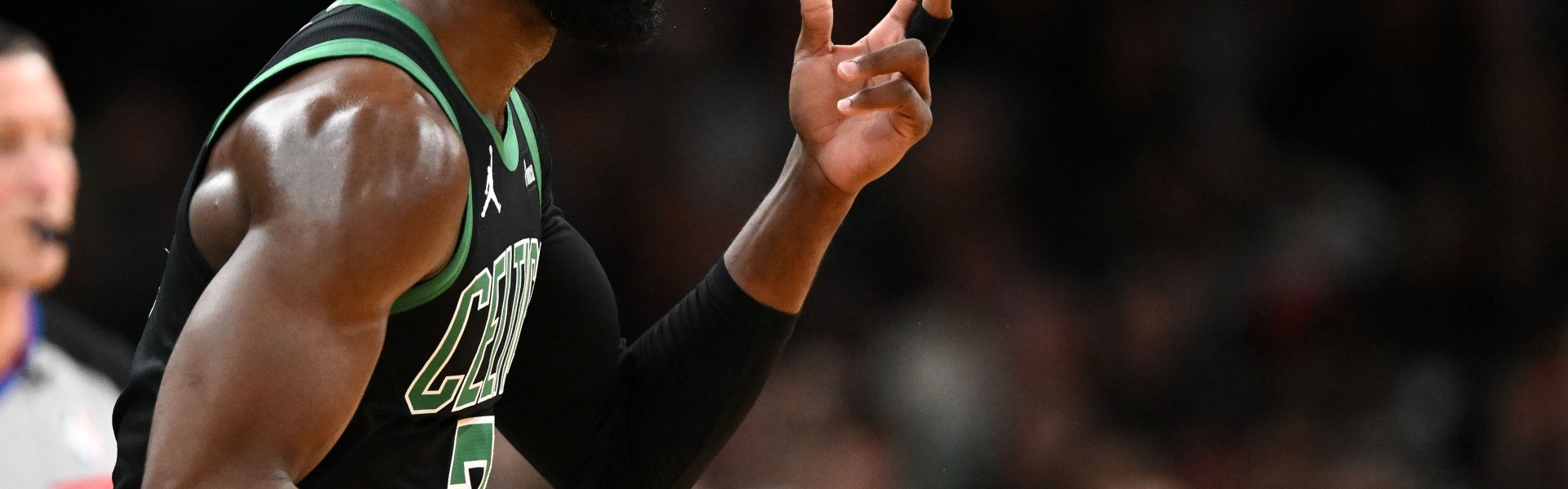 欧博官网-调整一下手感！杰伦·布朗半场中投不准&amp;两分球仅9中2