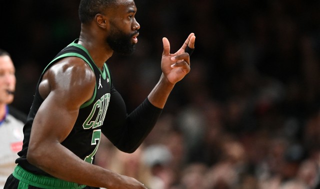 欧博官网-调整一下手感！杰伦·布朗半场中投不准&amp;两分球仅9中2